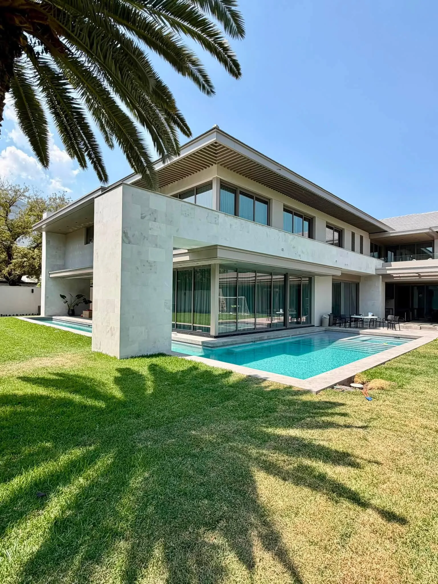 Residencia contemporánea con alberca integrada a la arquitectura