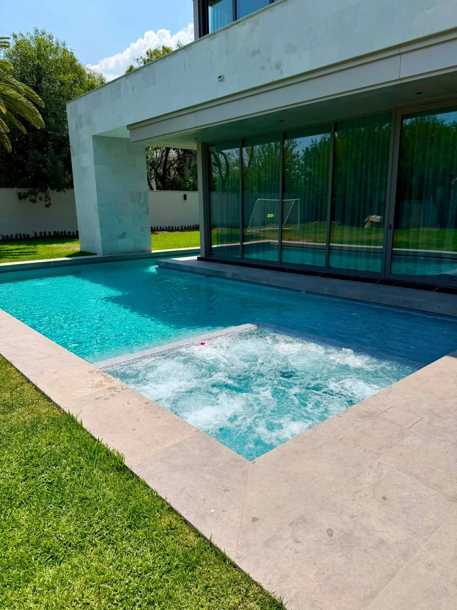 Alberca residencial con spa integrado